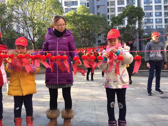 :开展浓浓邻里情、佳节庆元宵趣味猜灯谜活动