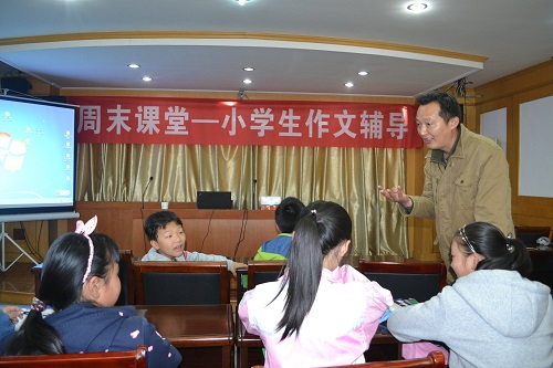 中国常州高新区 - 周末课堂志愿者为学生辅导