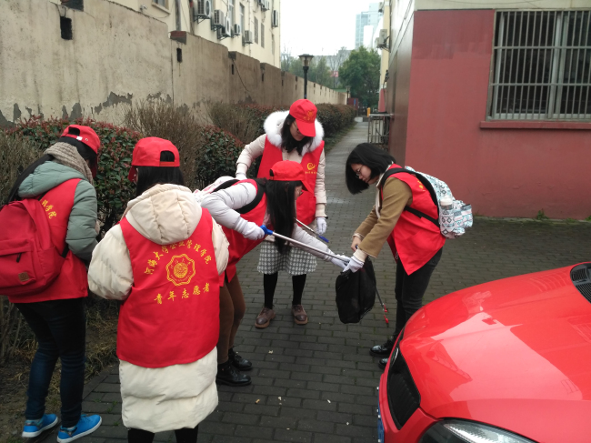 燕兴社区开展志愿者“清理垃圾 美化家园”活动