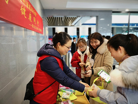 返城流动人口_东汇城超市人口图片(3)