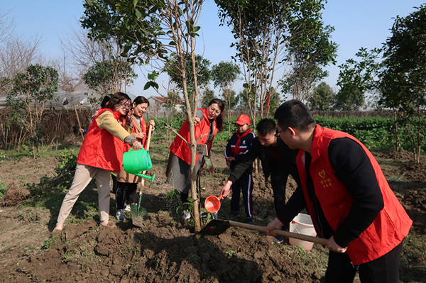 润江村开展“约会春天 拥抱绿色”志愿者植树节活动