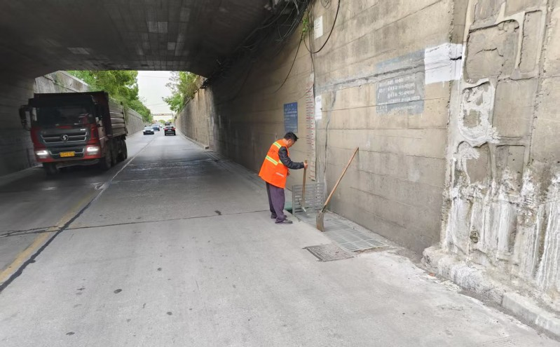 区市政绿化管理所组织开展县乡道路排水汛前