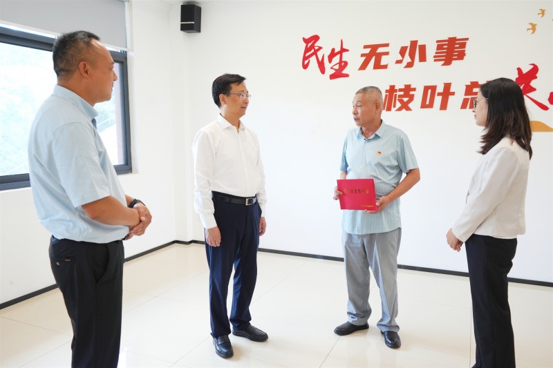周庆调研基层党建工作并开展“七一”走访慰问